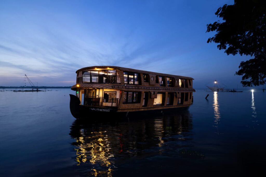 kerala-boat-house-booking-alleppey-backwaters.jpg